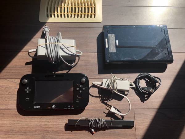 Nintendo Wii U Set: Console, GamePad and Cords. Tested, works great!